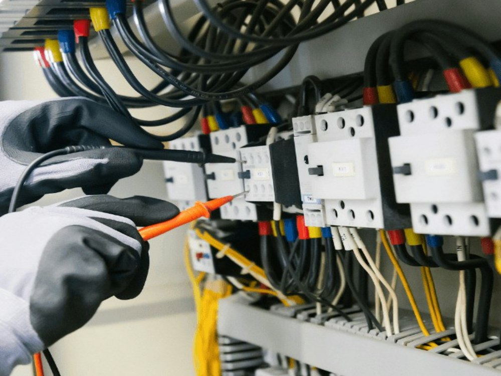 Conexión de cables en contactores durante la instalación eléctrica de un motor