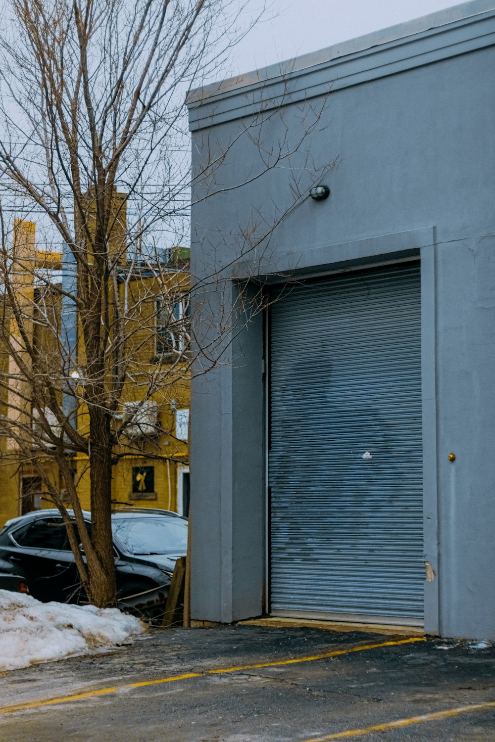 Cortina metálica grande en el acceso de una bodega industrial