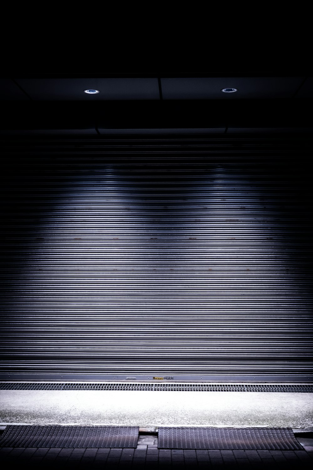 Cortina metálica cerrada de noche, con desbloqueo manual para cortes de luz