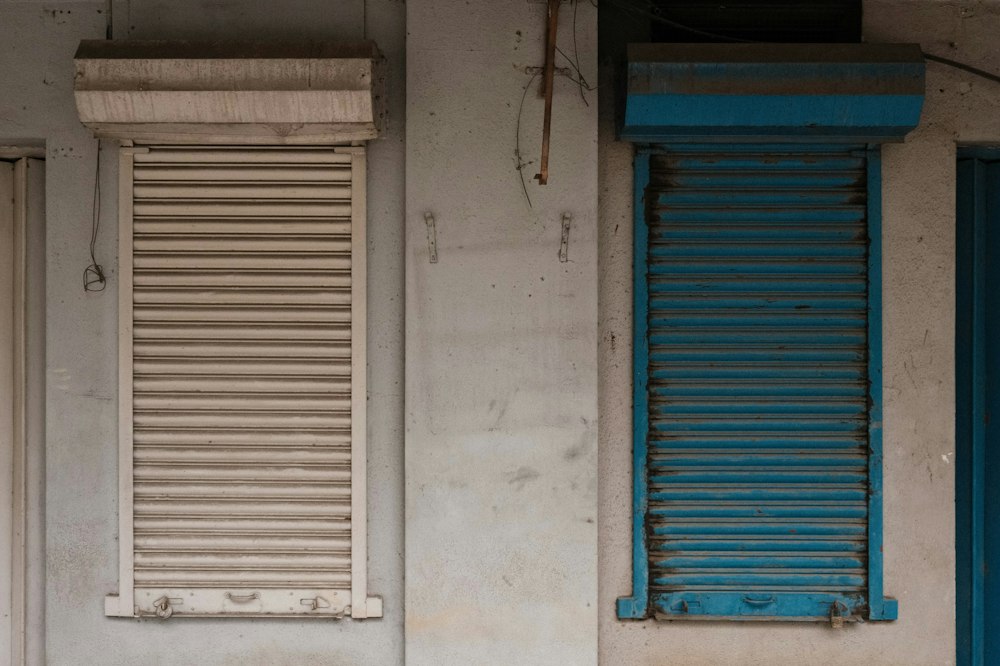 Cortinas enrollables en la fachada de un local, listas para motorizar en su comuna