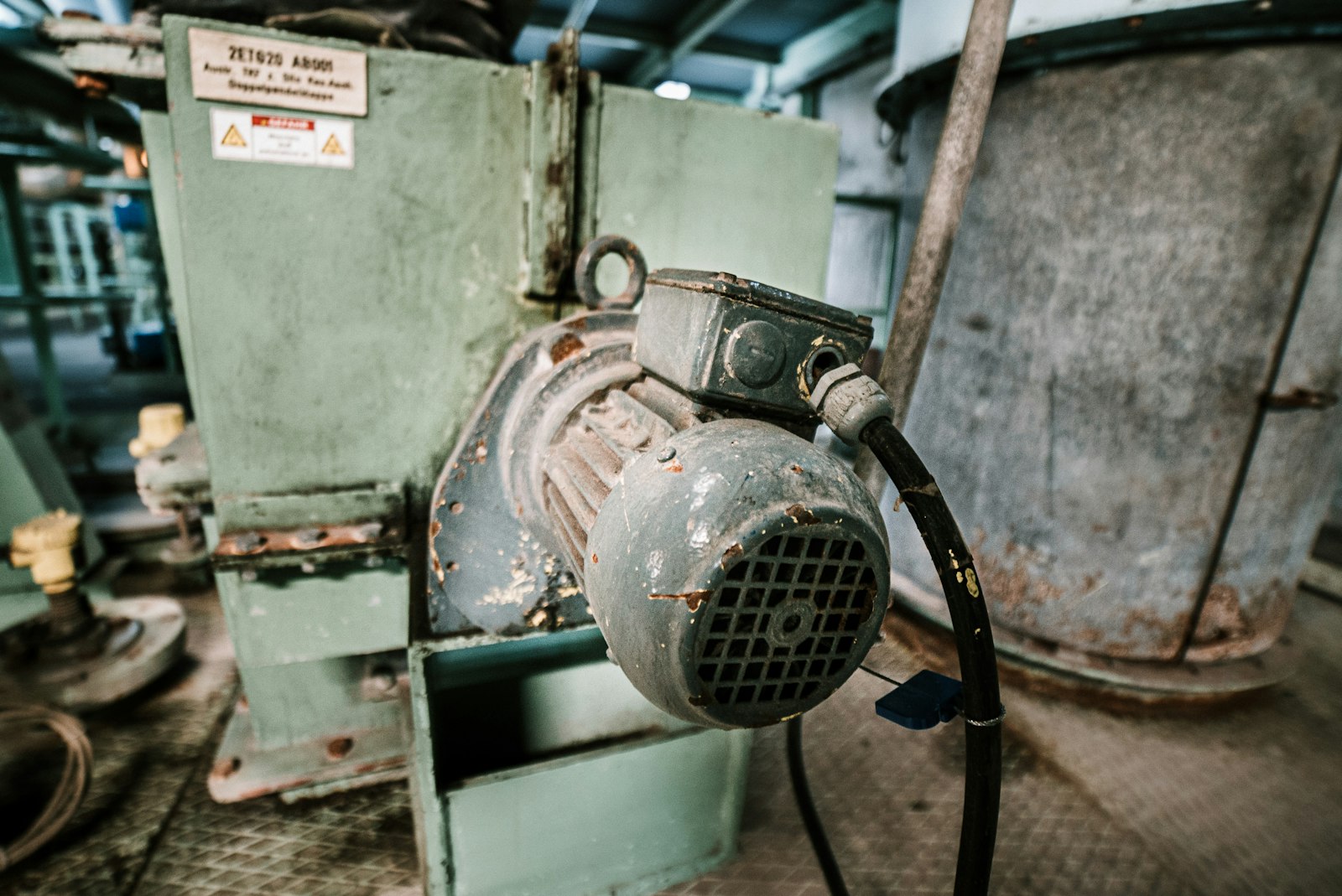 Motor eléctrico para accionar una cortina metálica en su comuna
