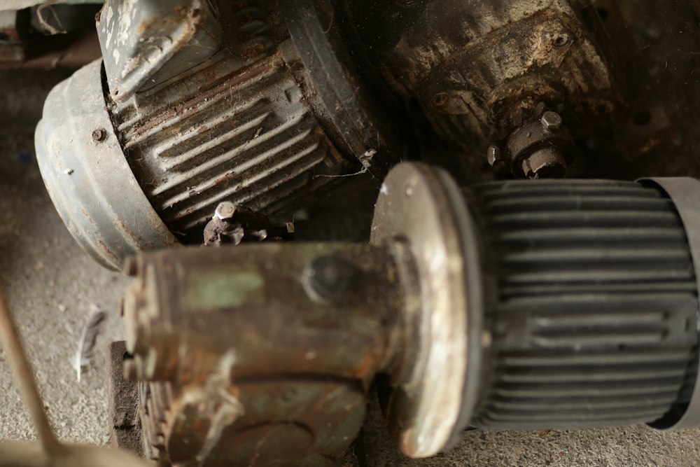 Motores eléctricos viejos y oxidados retirados de uso